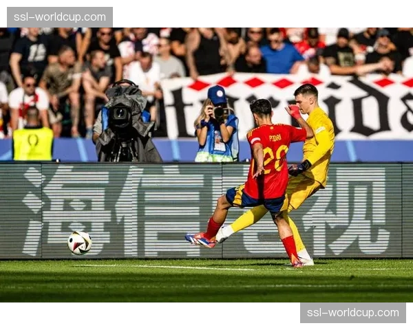 特写：进球后，巴萨小将亚马尔跑向场边与哈维拥抱